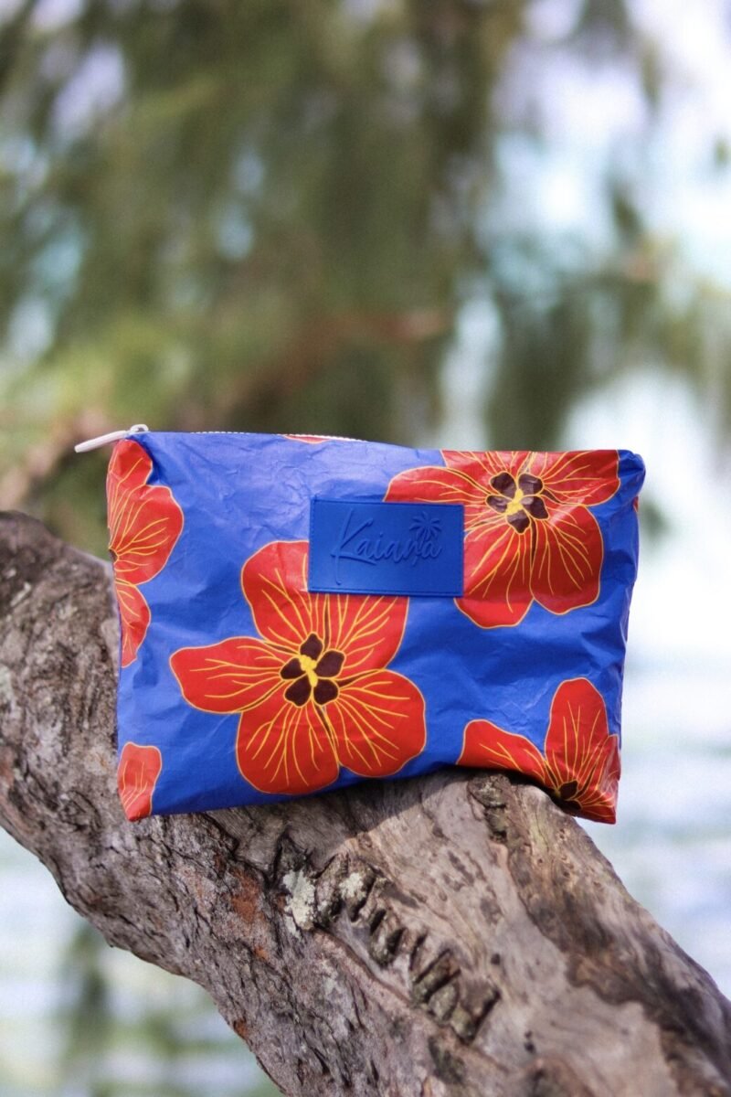 MEDIUM POUCH - PURAU AUTE in RED ON BLUE