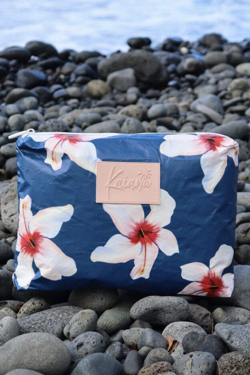 MEDIUM POUCH - AUTE IN WHITE ON BLUE
