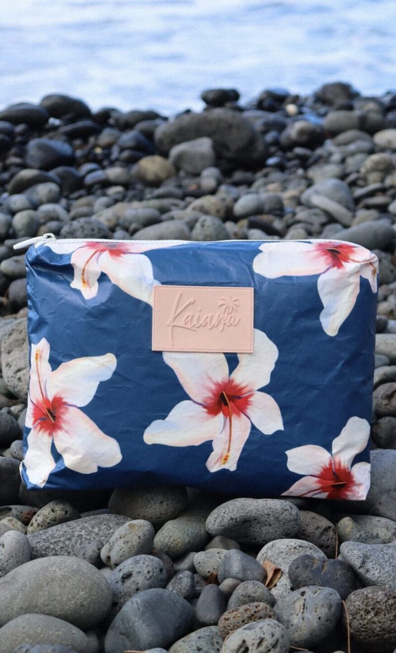 MEDIUM POUCH - AUTE IN WHITE ON BLUE