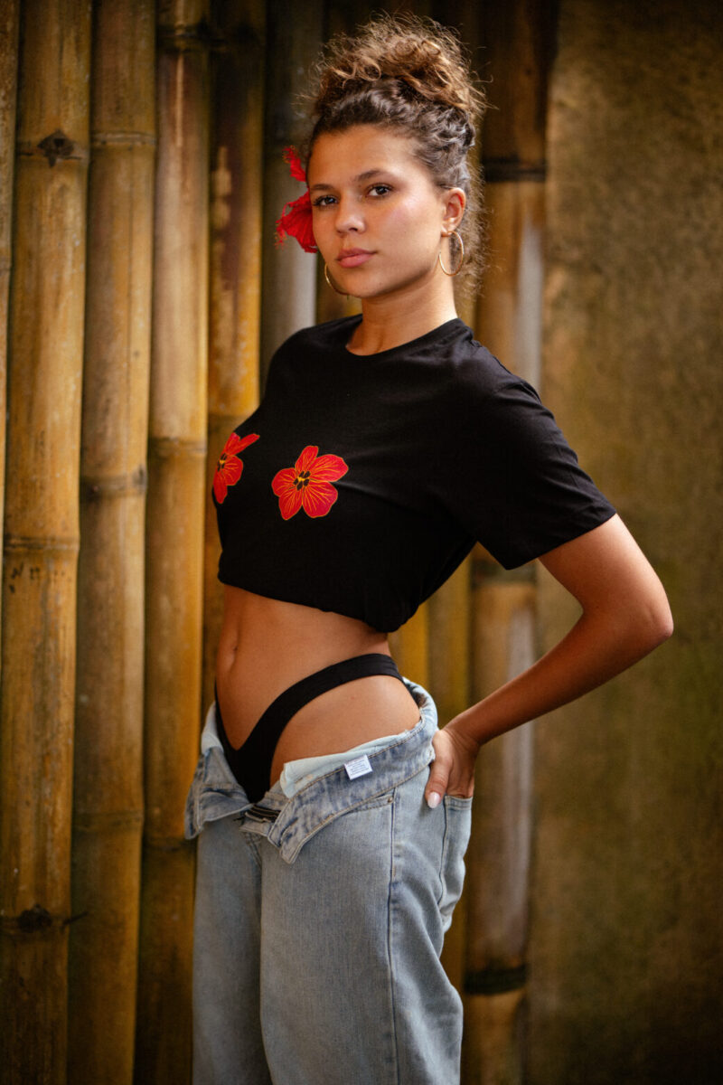 BLACK TEE -  PURAU AUTE in RED