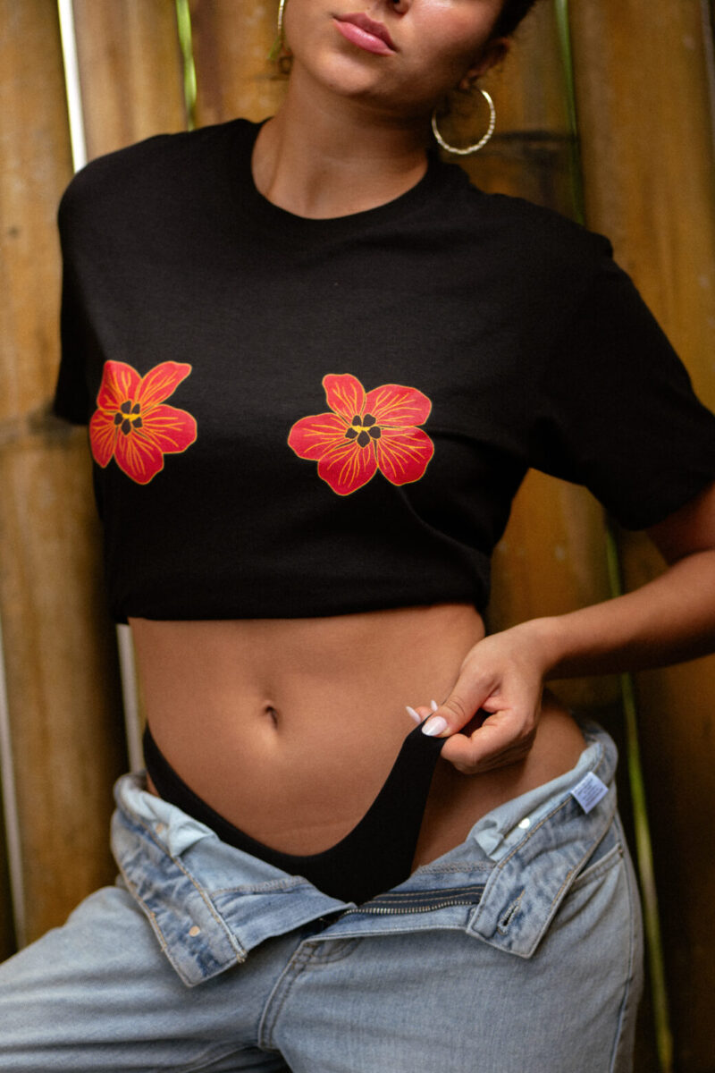 BLACK TEE -  PURAU AUTE in RED - Image 2